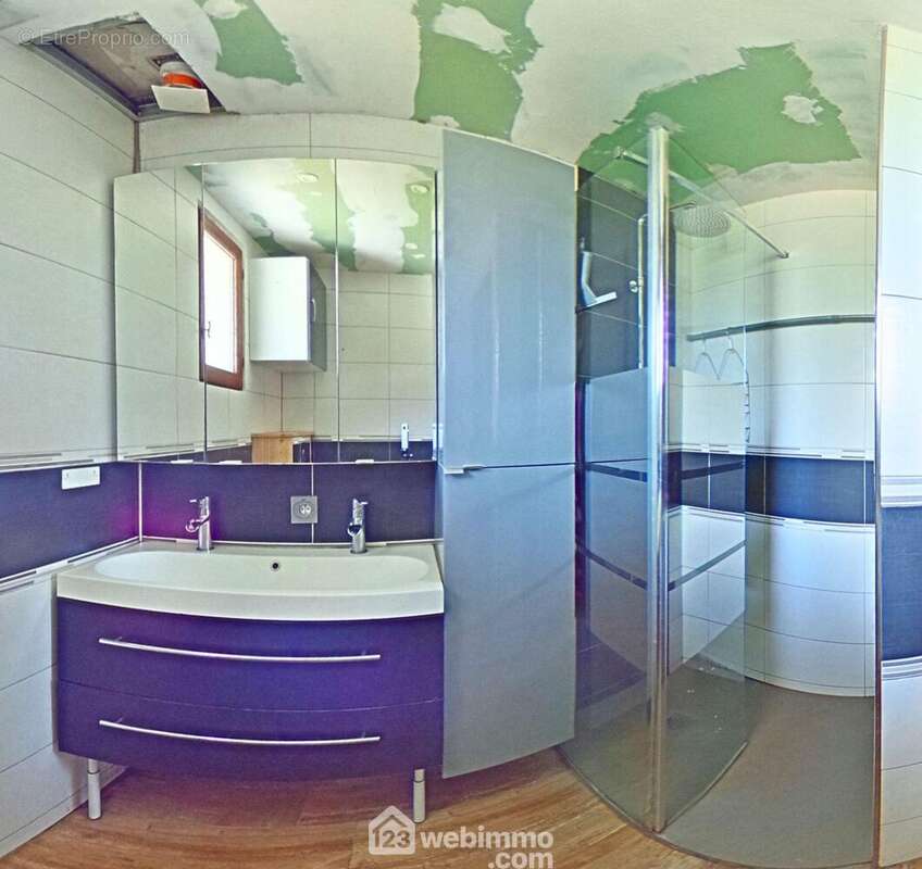 Et pour finir l&#039;habitation, la salle de douche avec chauffage au sol - Maison à UGINE