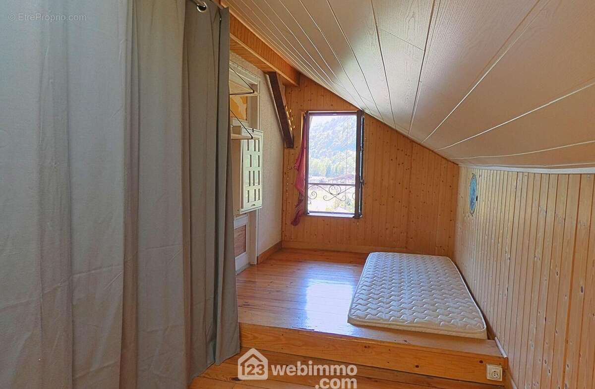 Ici un bureau qui peut-être utilisé en chambre d&#039;ami ou dressing selon les besoins - Maison à UGINE