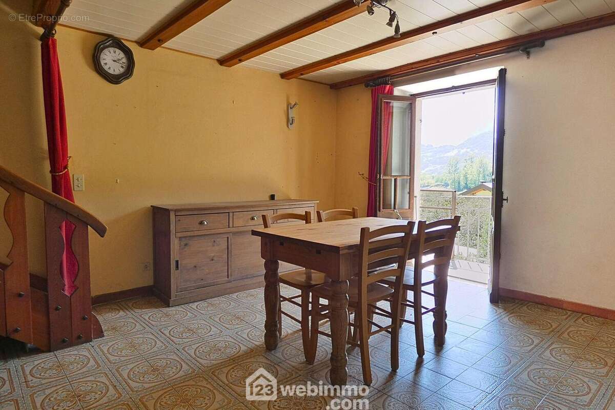 Le séjour profite d&#039;un poêle à granules - Maison à UGINE