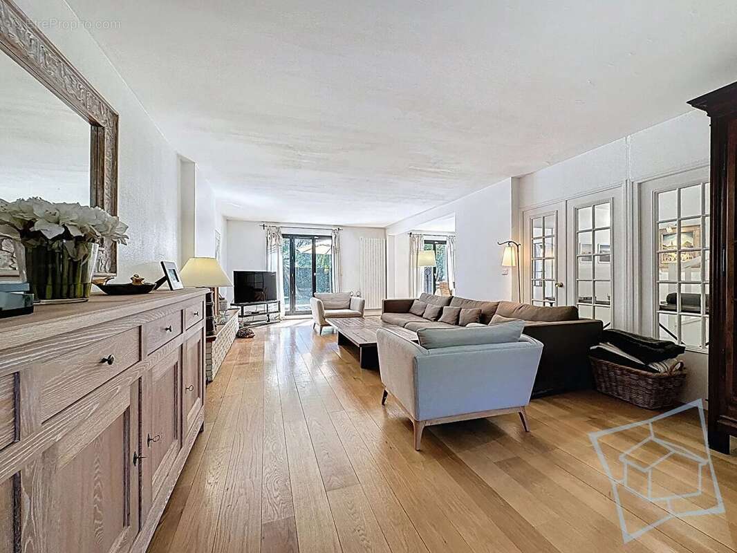 Maison à VOISINS-LE-BRETONNEUX