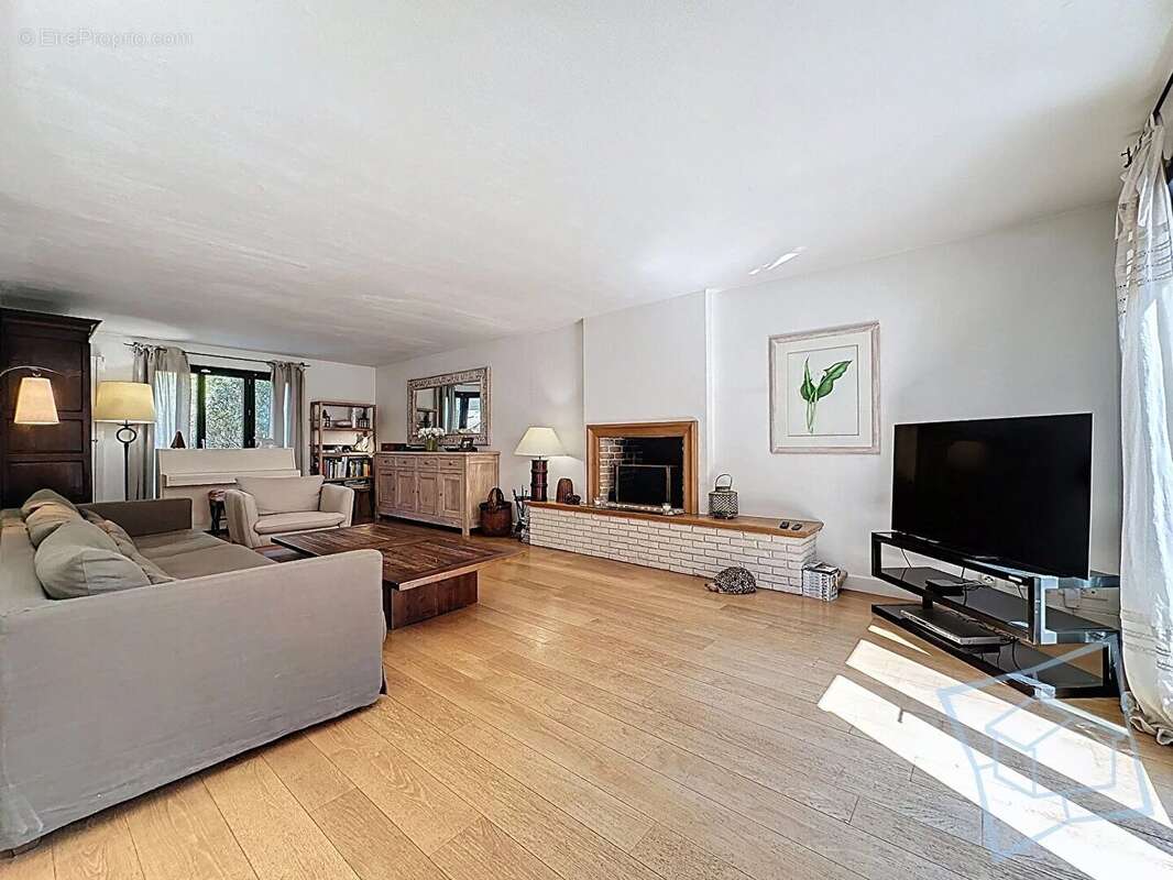 Maison à VOISINS-LE-BRETONNEUX