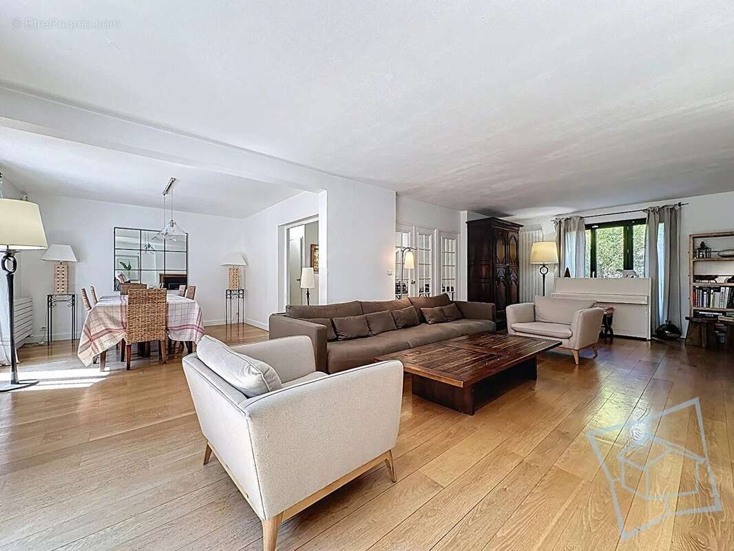 Maison à VOISINS-LE-BRETONNEUX