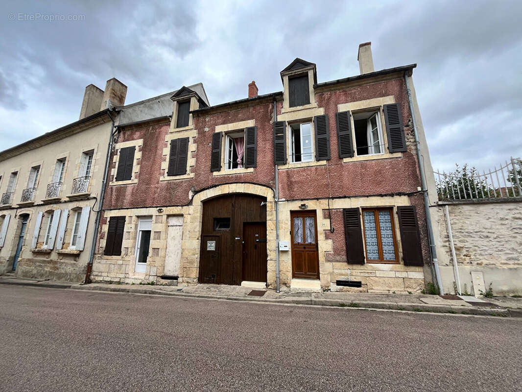 Maison à SAINT-PIERRE-LE-MOUTIER