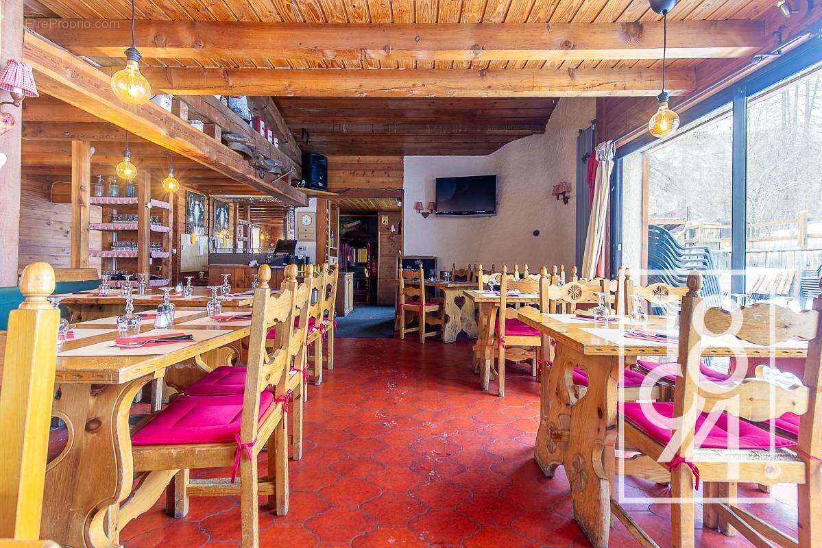 Commerce à ENCHASTRAYES