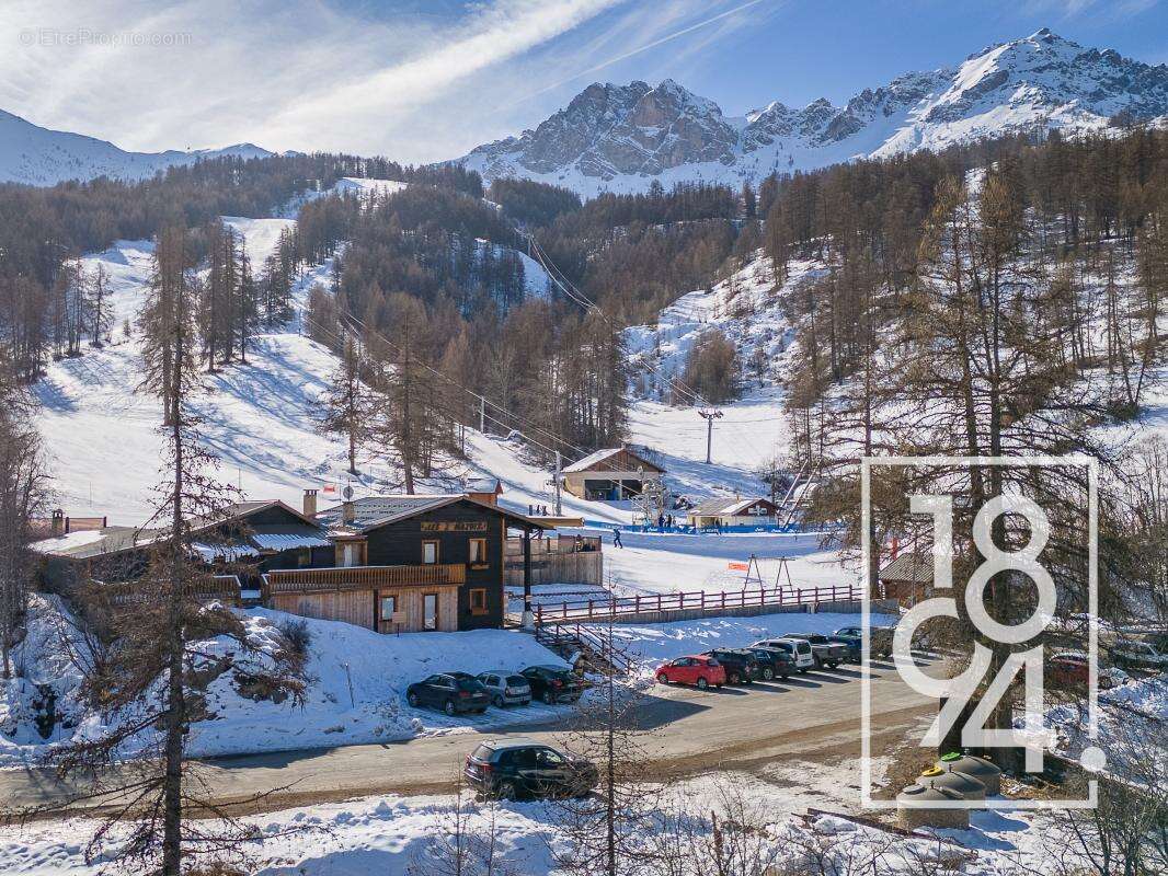 Commerce à ENCHASTRAYES