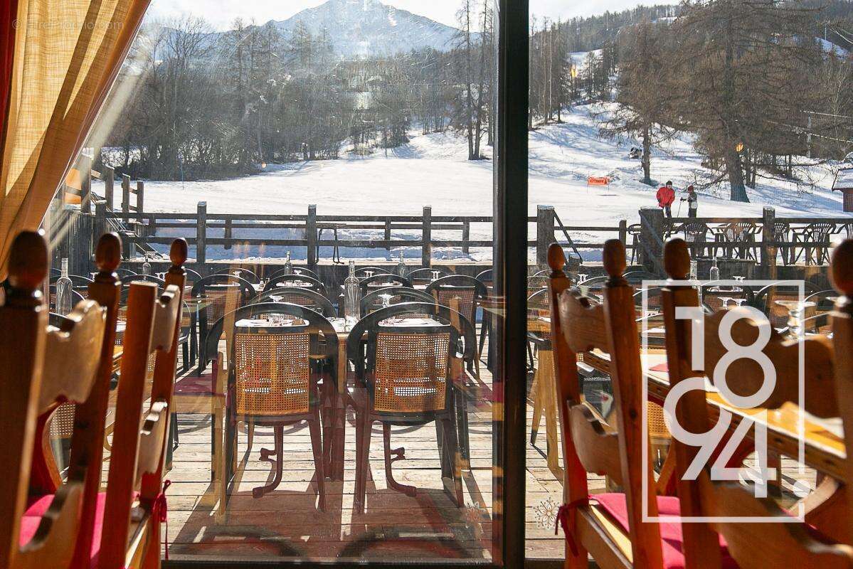 Commerce à ENCHASTRAYES