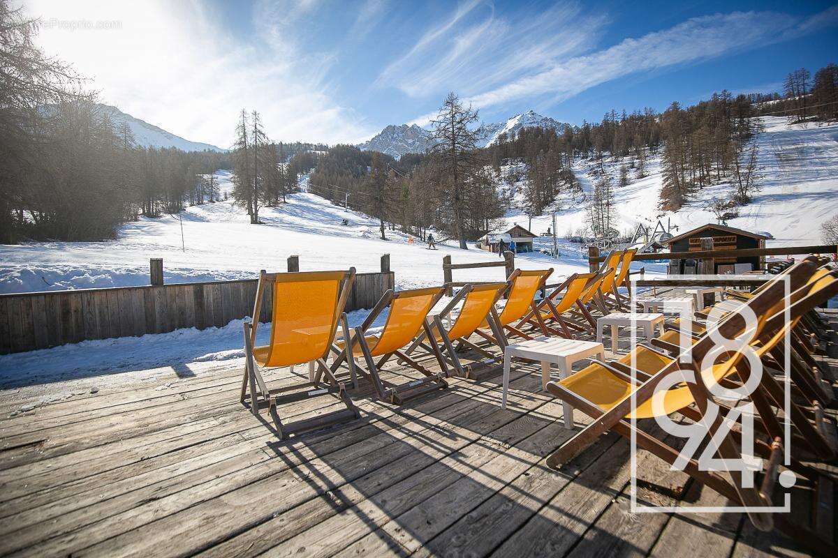 Commerce à ENCHASTRAYES