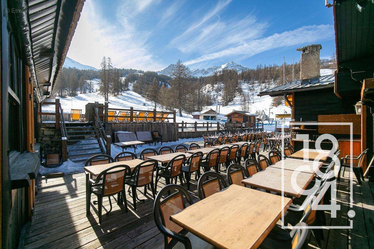 Commerce à ENCHASTRAYES