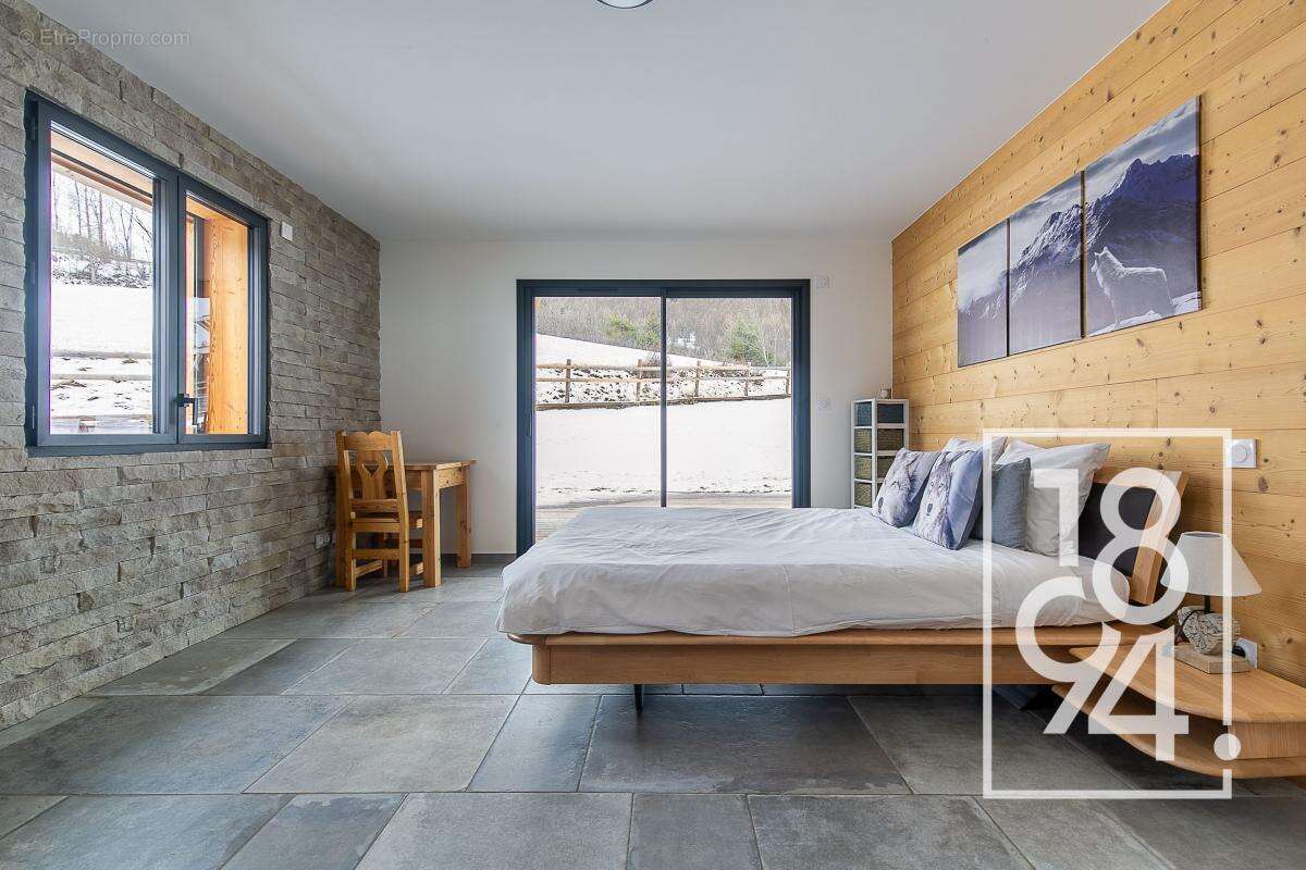 Maison à ENCHASTRAYES