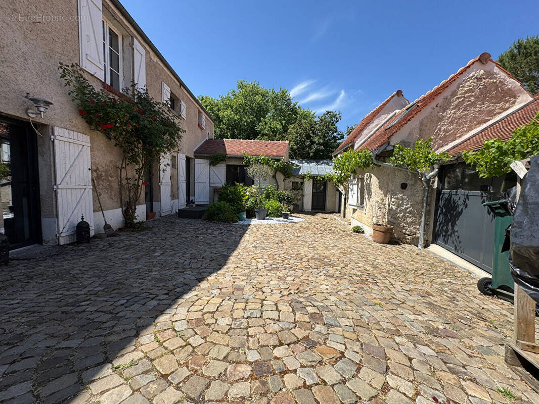 Maison à NEAUPHLE-LE-CHATEAU