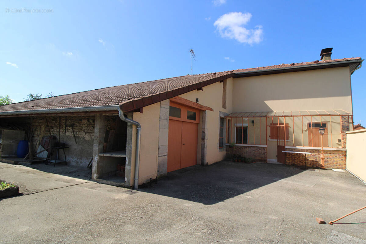 Maison à SOMMEVOIRE