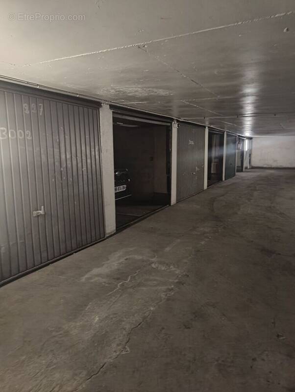 Parking à PARIS-7E