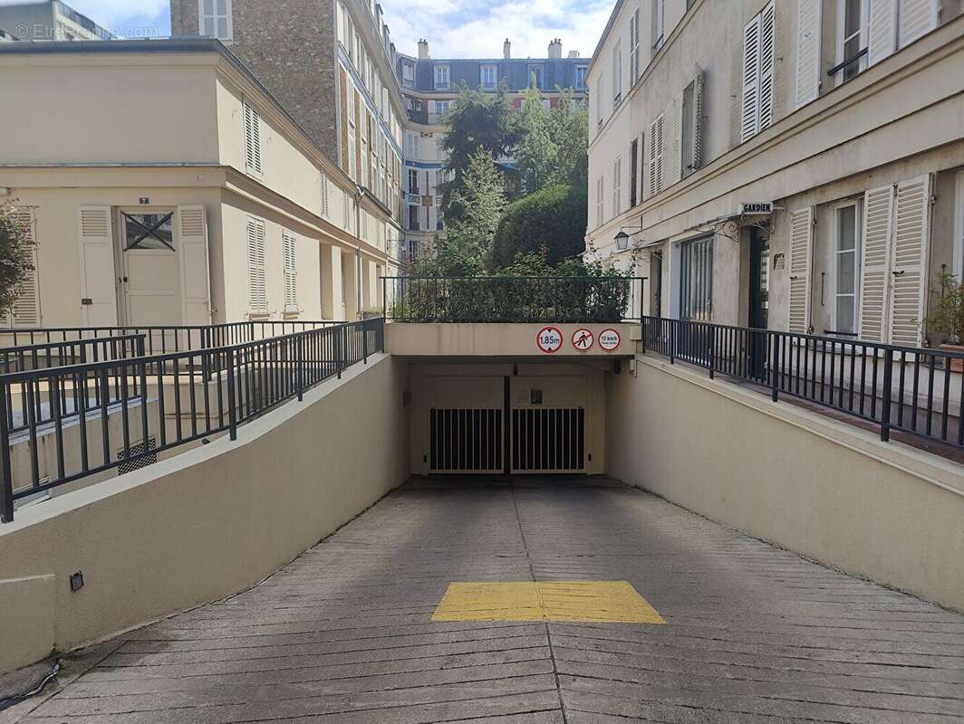 Parking à PARIS-7E