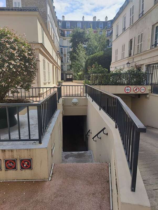 Parking à PARIS-7E