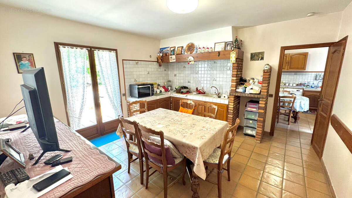 Maison à ENTRAIGUES-SUR-LA-SORGUE