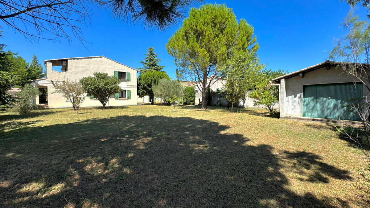 Maison à ENTRAIGUES-SUR-LA-SORGUE
