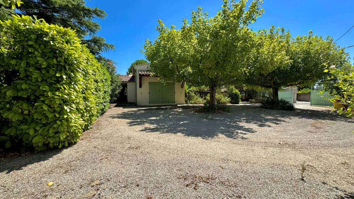 Maison à ENTRAIGUES-SUR-LA-SORGUE