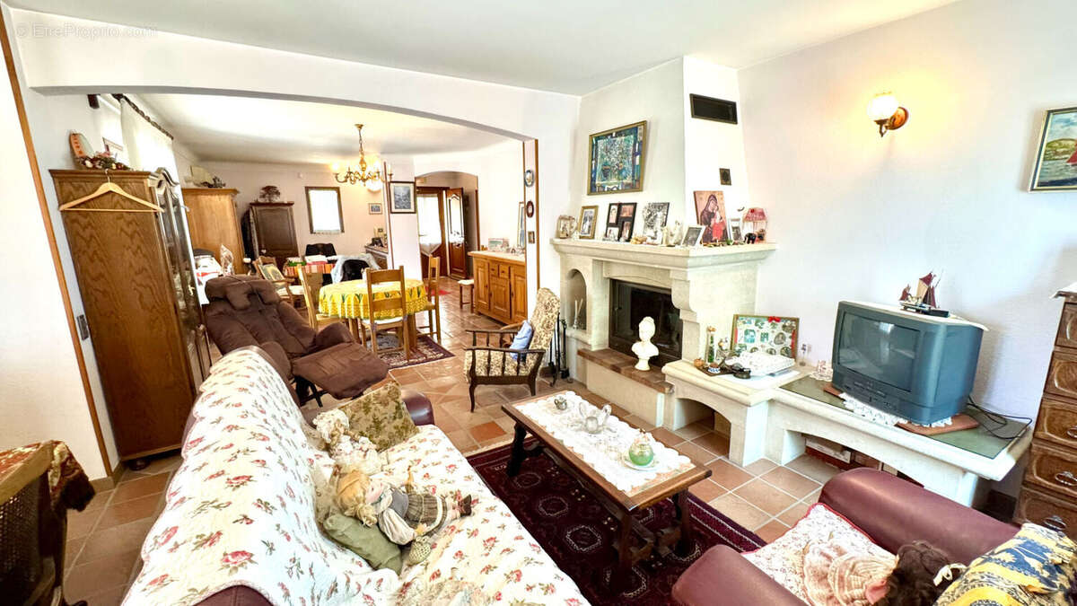 Maison à ENTRAIGUES-SUR-LA-SORGUE