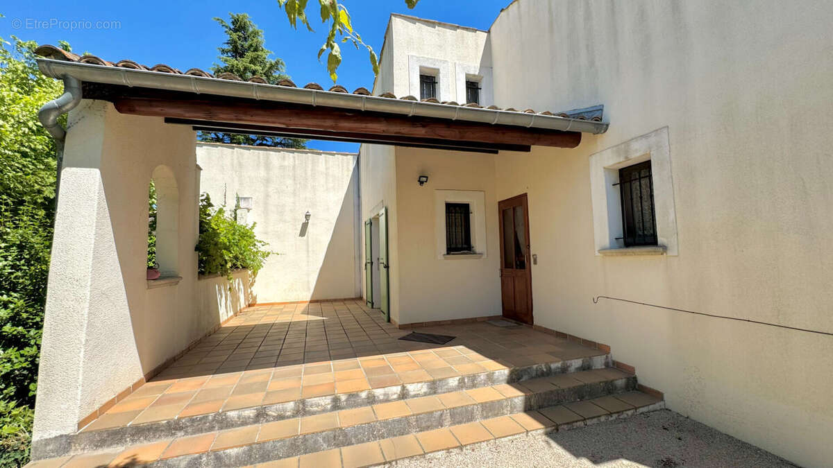 Maison à ENTRAIGUES-SUR-LA-SORGUE