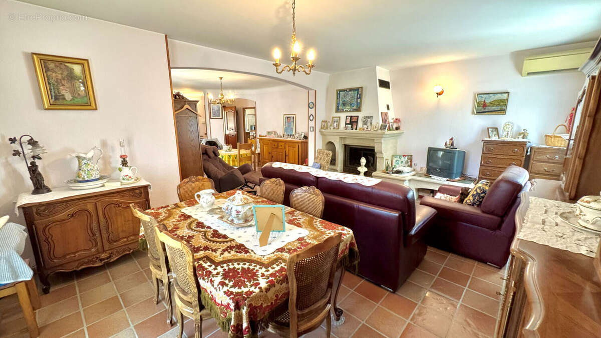 Maison à ENTRAIGUES-SUR-LA-SORGUE