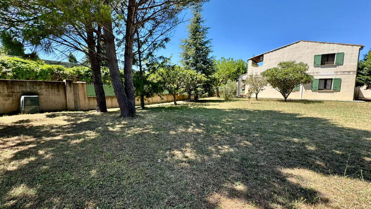 Maison à ENTRAIGUES-SUR-LA-SORGUE