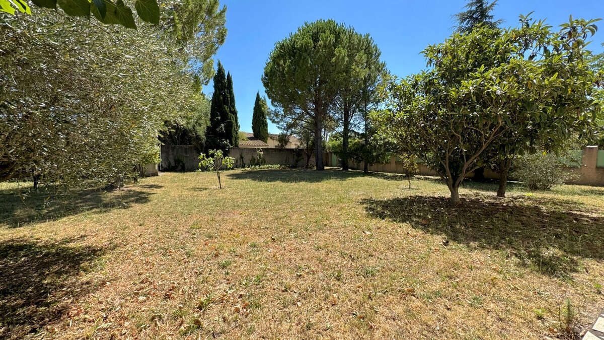 Maison à ENTRAIGUES-SUR-LA-SORGUE