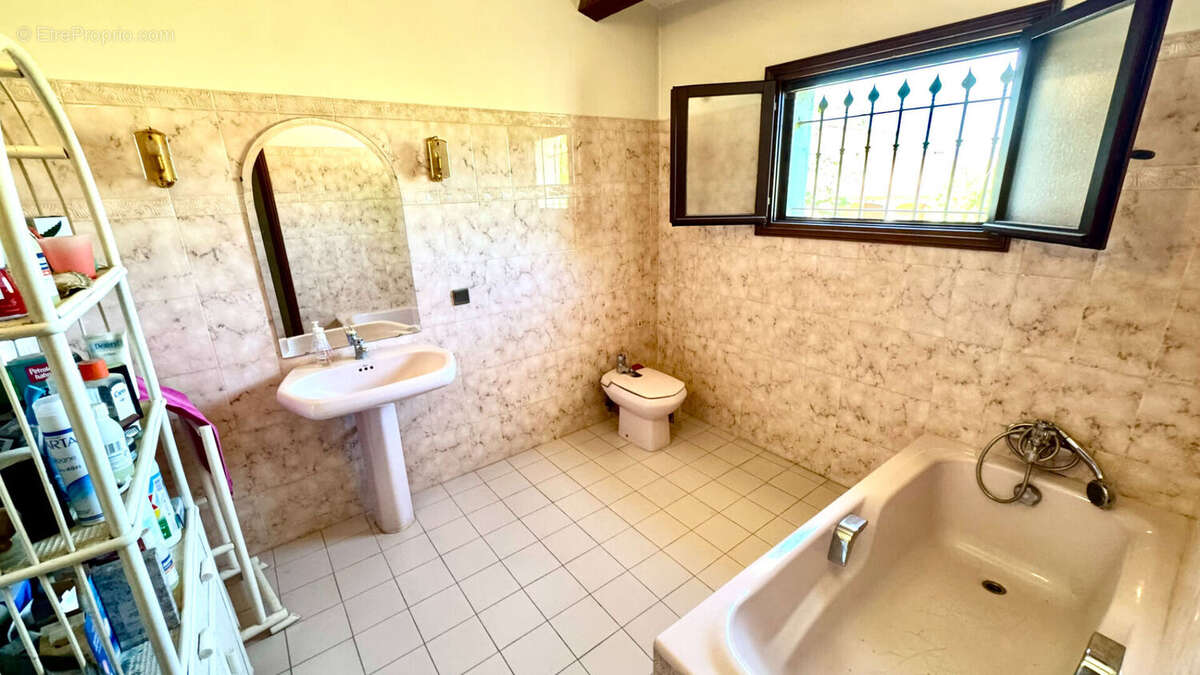 Maison à ENTRAIGUES-SUR-LA-SORGUE