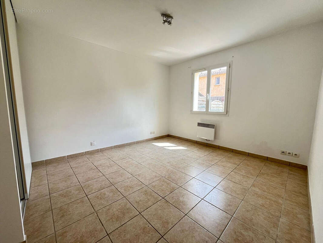 Appartement à VERGEZE