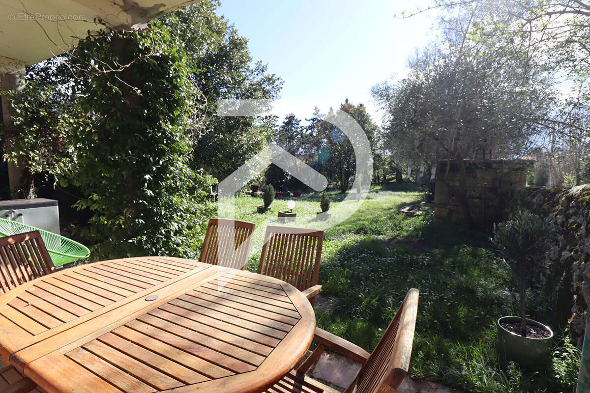 Maison à CAHUZAC-SUR-VERE