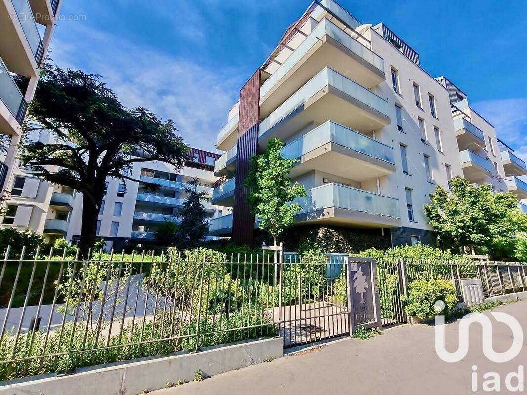 Photo 1 - Parking à VILLEURBANNE