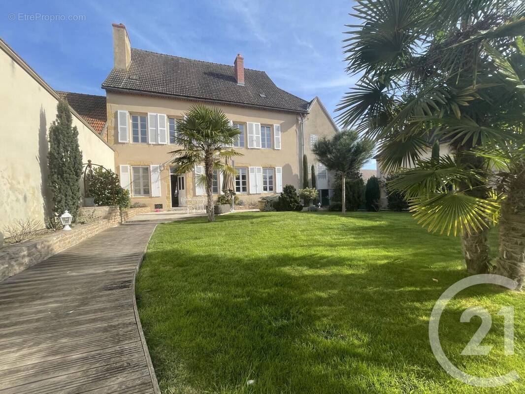 Maison à DOMPIERRE-SUR-BESBRE