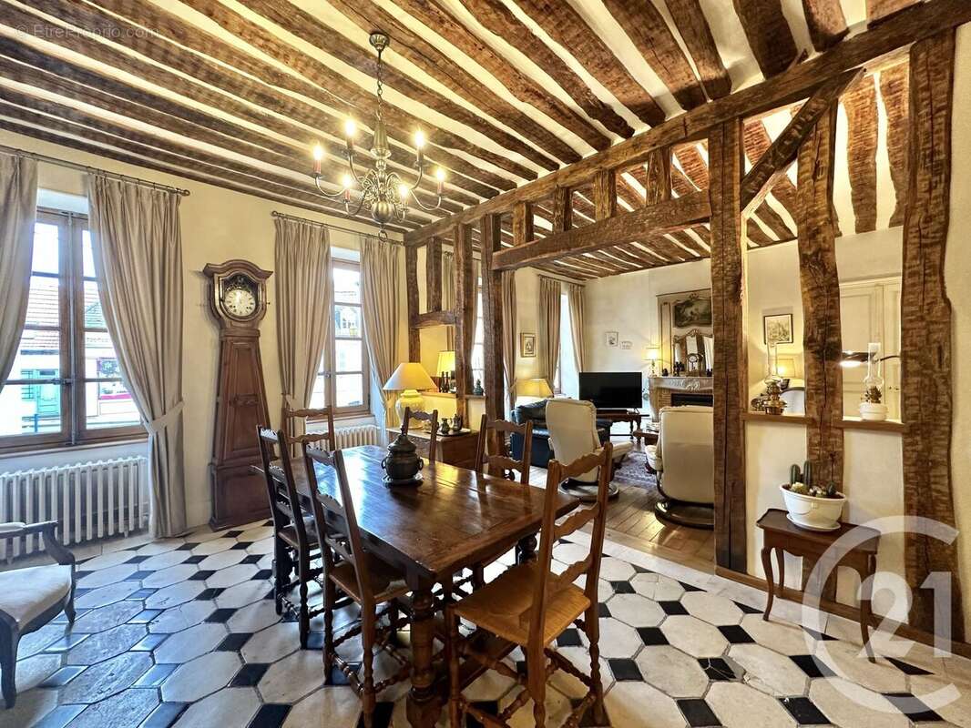 Maison à DOMPIERRE-SUR-BESBRE