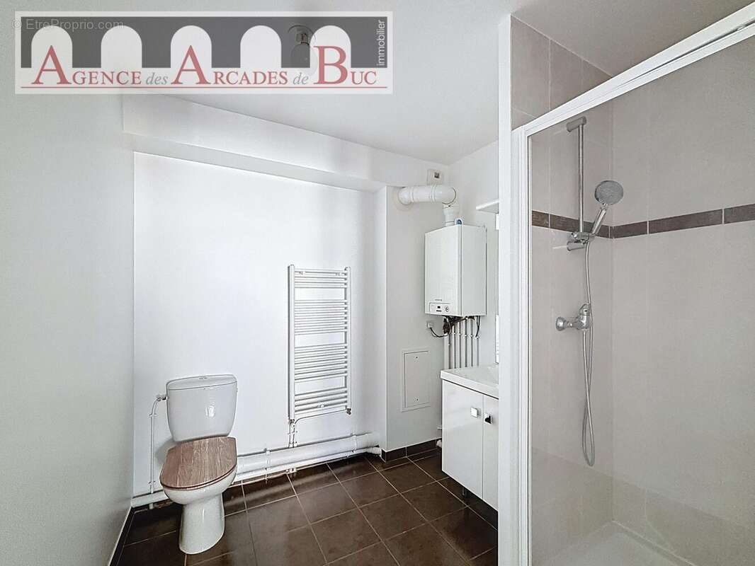 Salle d&#039;eau avec wc. - Appartement à BUC