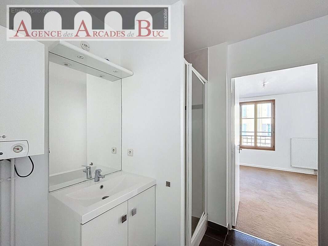 Salle d&#039;eau. - Appartement à BUC