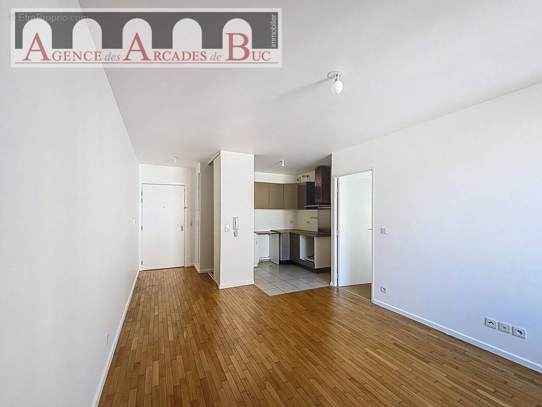 Séjour avec coin cuisine. - Appartement à BUC