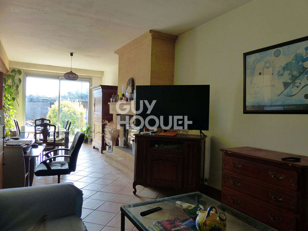 Maison à SAINT-MEDARD-DE-GUIZIERES