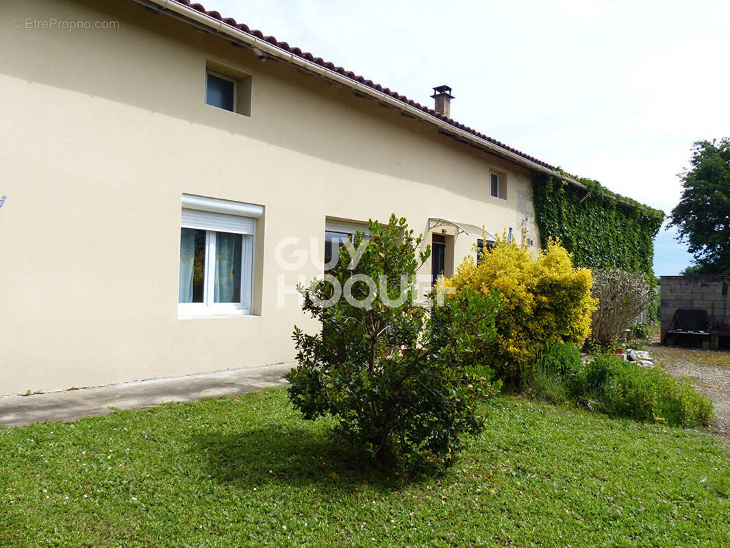 Maison à SAINT-MEDARD-DE-GUIZIERES