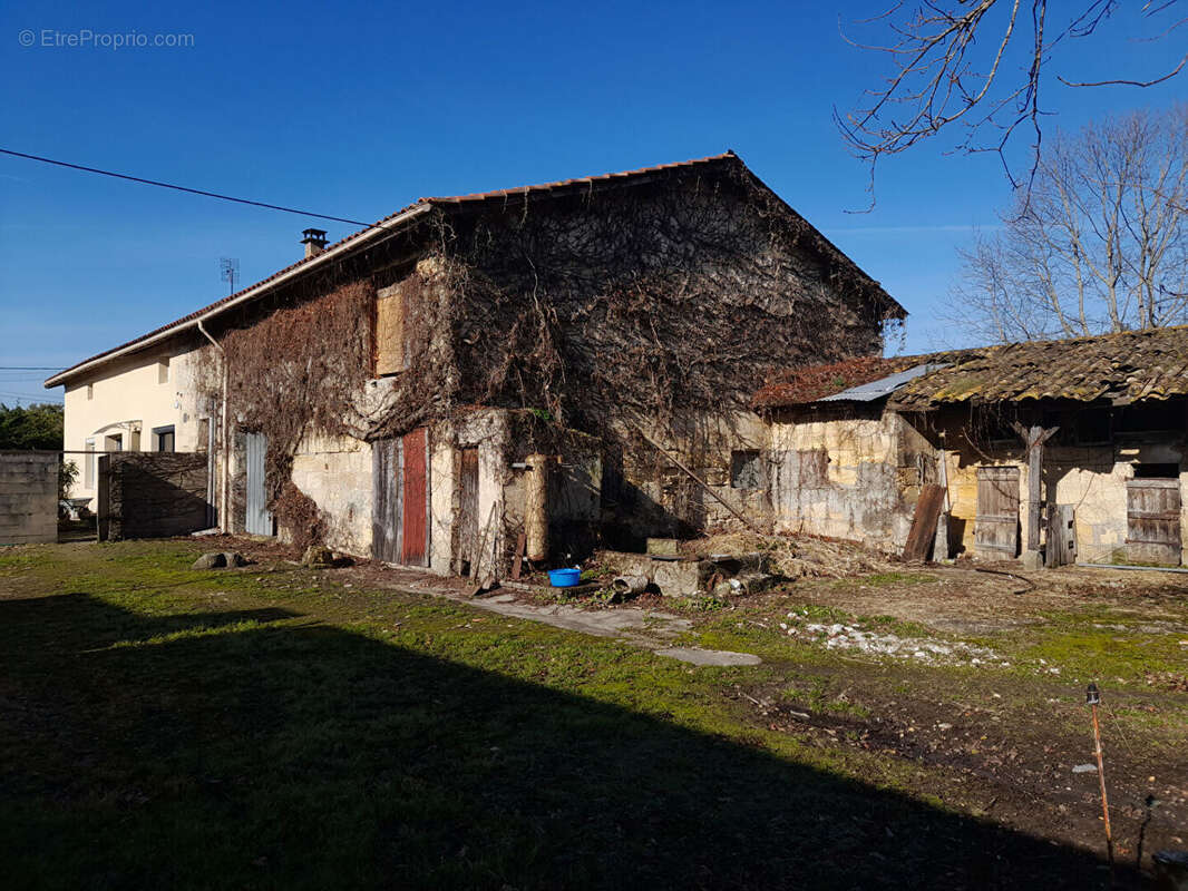 Maison à SAINT-MEDARD-DE-GUIZIERES