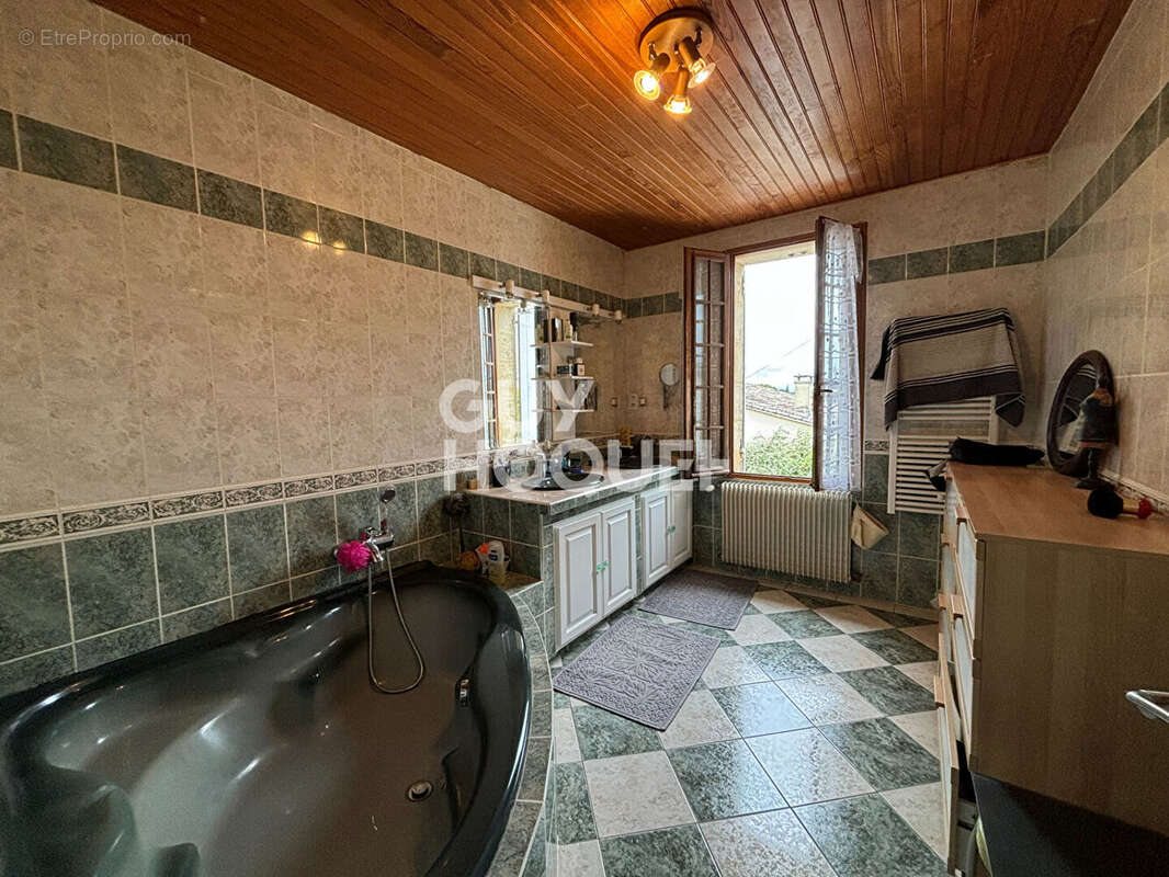 Maison à LES ARTIGUES-DE-LUSSAC