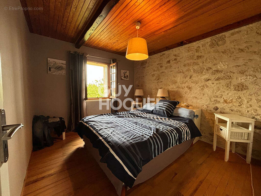 Maison à LES ARTIGUES-DE-LUSSAC