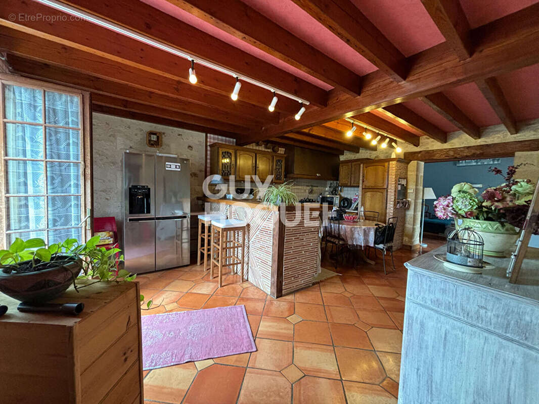 Maison à LES ARTIGUES-DE-LUSSAC