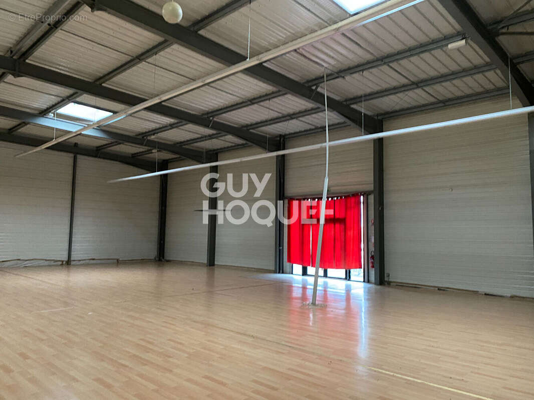 Commerce à SAINT-MEDARD-DE-GUIZIERES