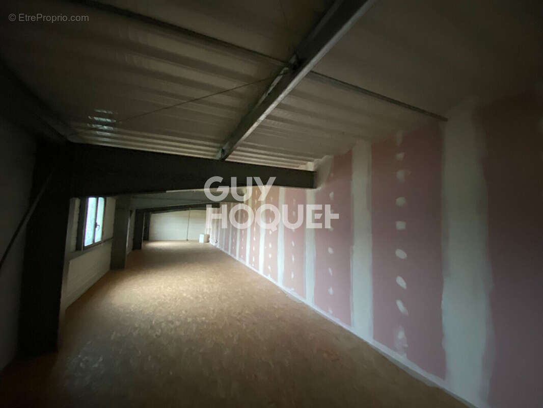 Commerce à SAINT-MEDARD-DE-GUIZIERES