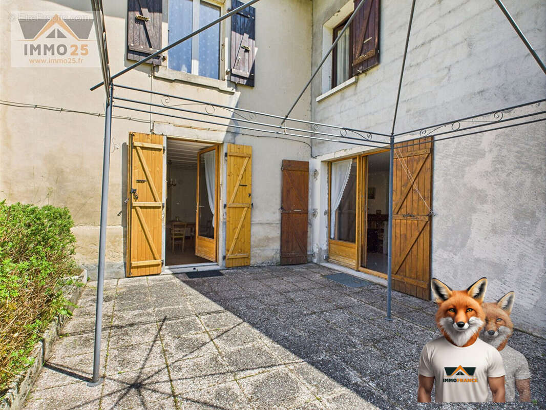 Maison à VAUX-ET-CHANTEGRUE