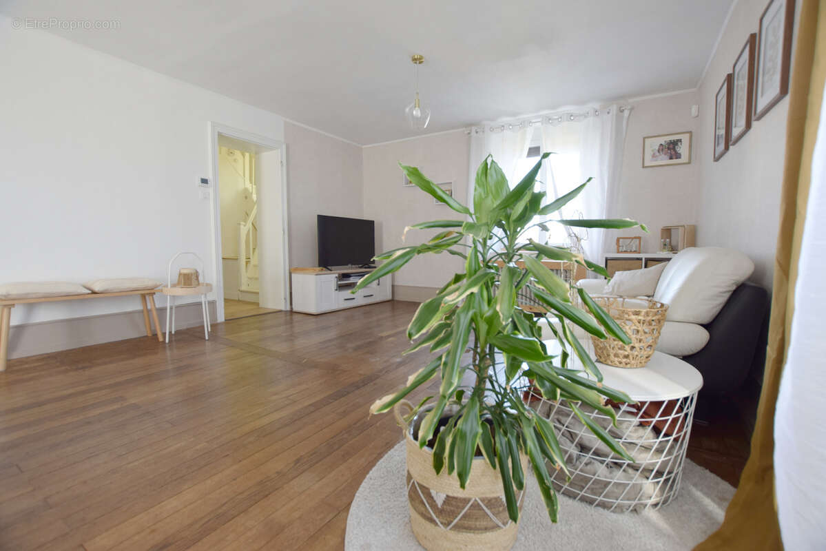 Maison à VIEUX-CHARMONT