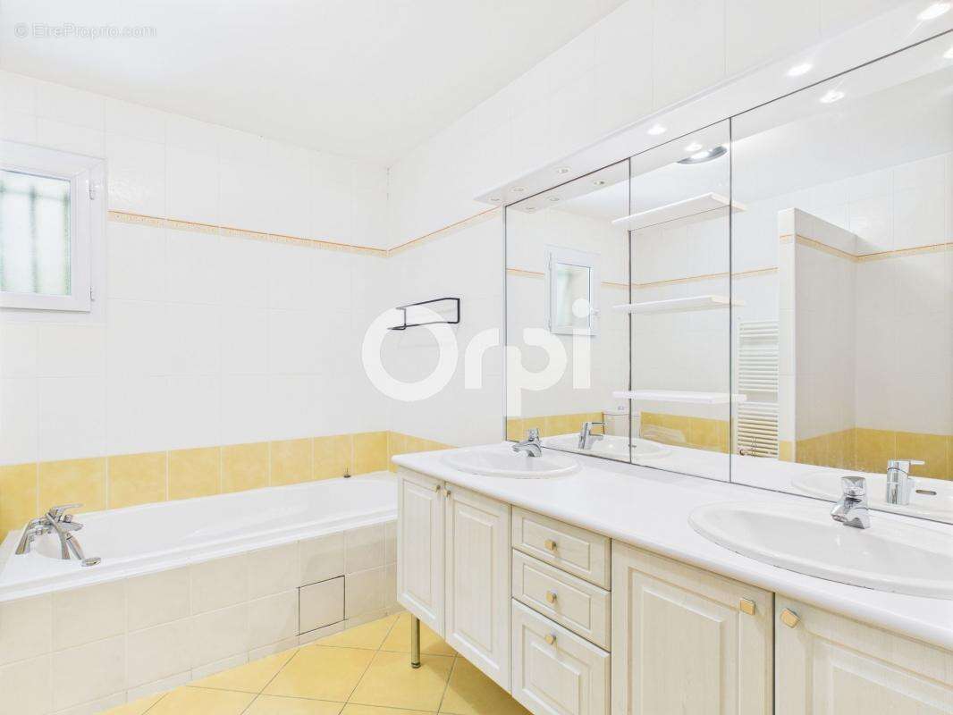 Maison à LES ADRETS-DE-L&#039;ESTEREL