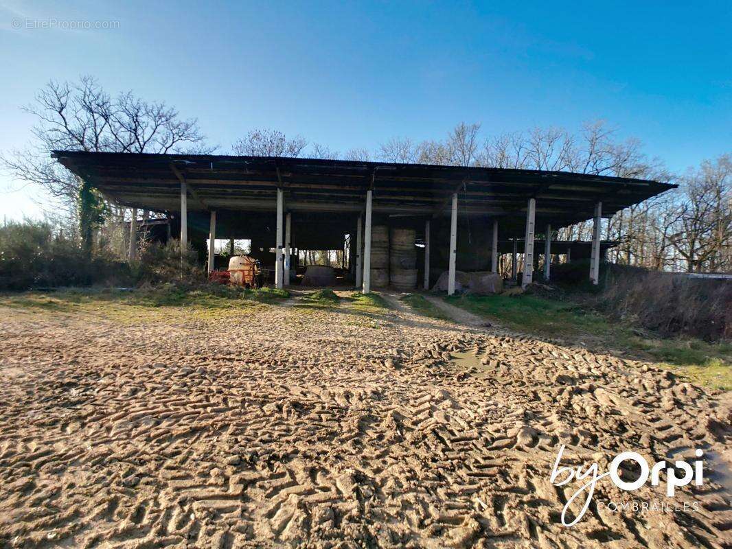 Maison à DURDAT-LAREQUILLE