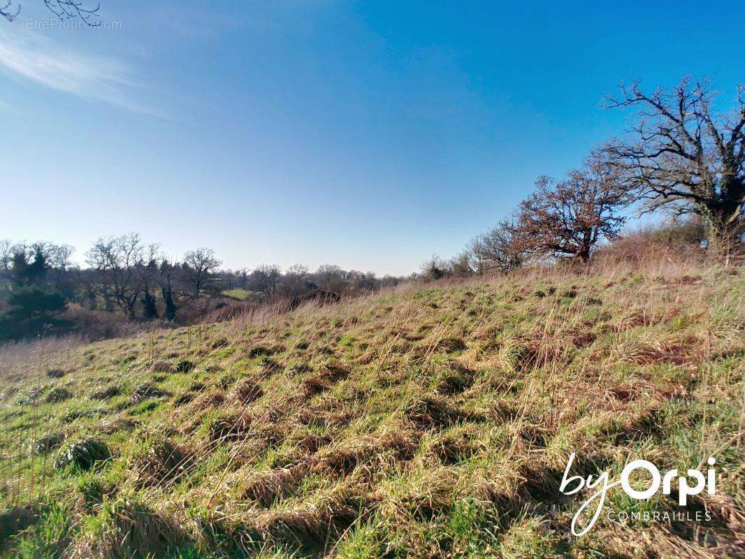 Maison à DURDAT-LAREQUILLE