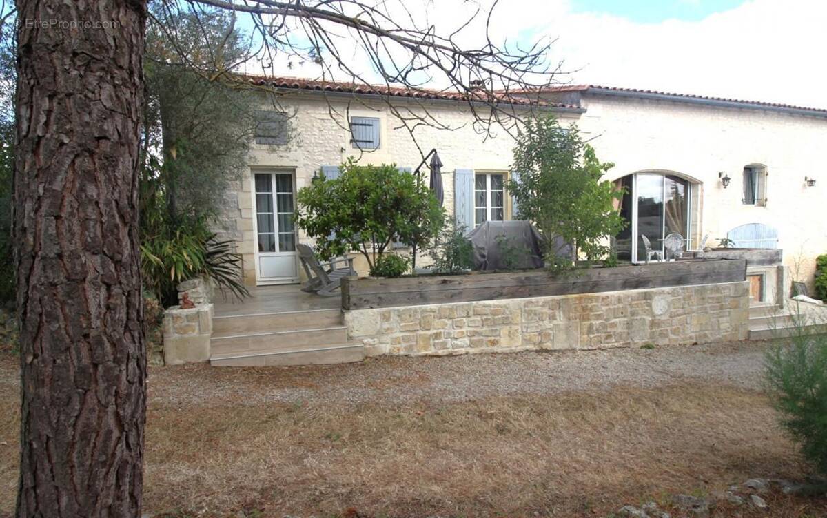 Maison à BRIVES-SUR-CHARENTE