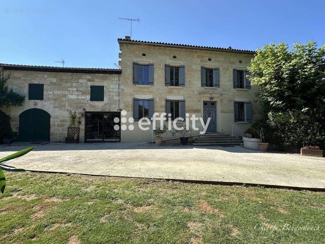 Maison à LES PEINTURES